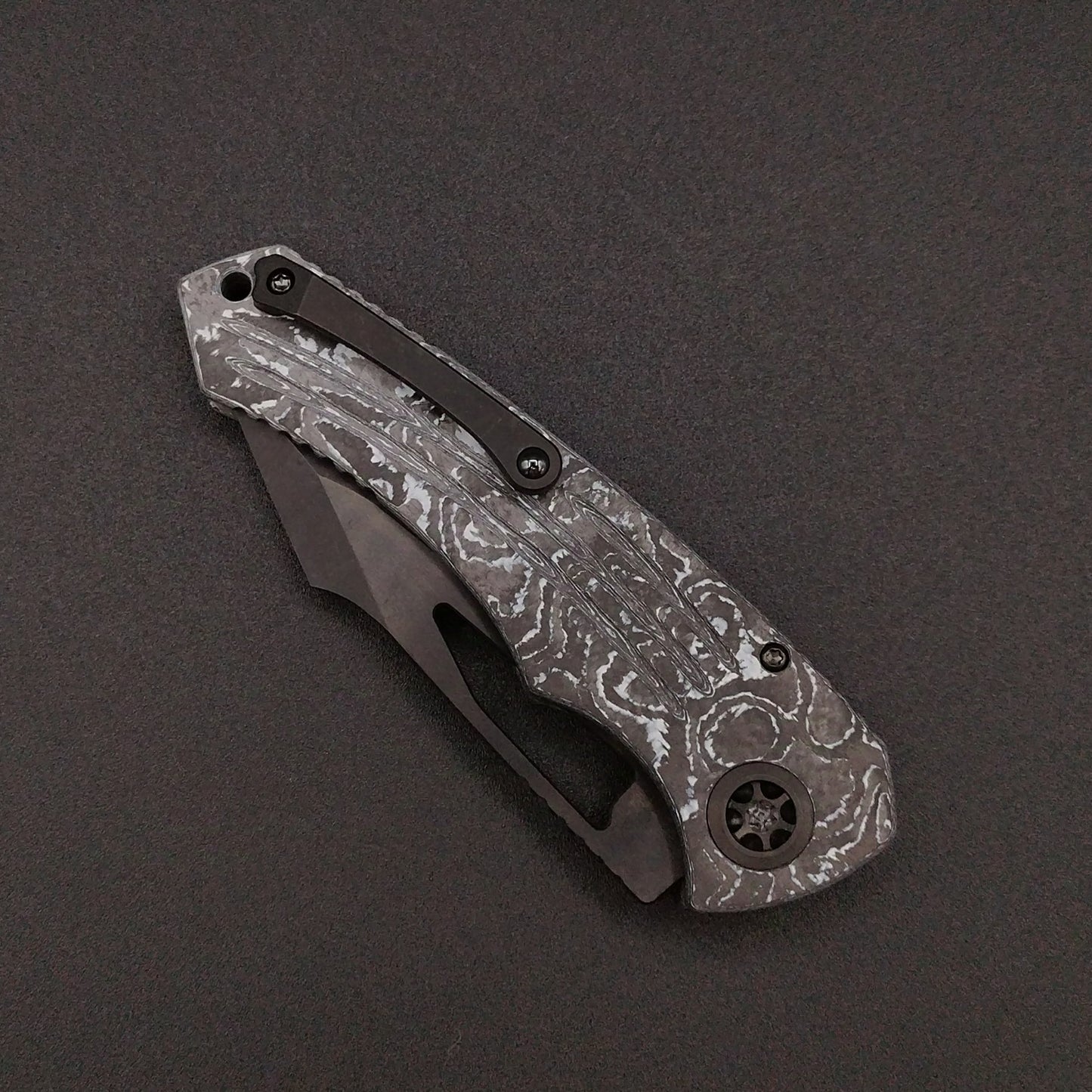 Heretic Knives Pariah Button Lock White Camo Carbon Fiber 4