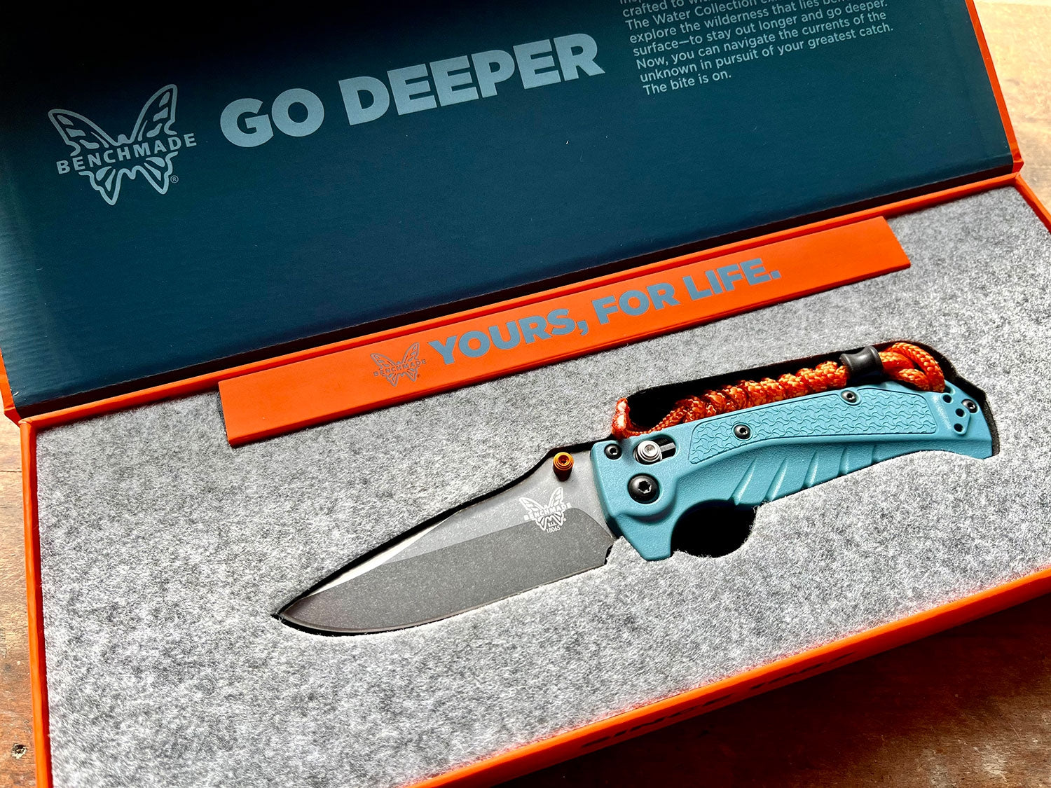 Benchmade 18065 Mini Adira, MagnaCut, Blue Grivory 2